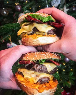 Luxurious Wagyu burger kit with sesame brioche buns, Wagyu patties, streaky bacon, crispy lettuce, onions, and mayo.