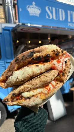 Delicious ยฃ5 pizza a portafoglio from Spitalfields Market, perfect street food for a quick meal in London.