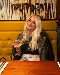 Lauren, a food blogger from North Lanarkshire, shares restaurant reviews and recipes, featuring Aroma Wishaw, Cafe Andaluz, and Nando's.
