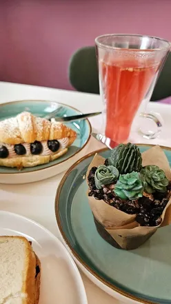 Korean Café in Glasgow with Korean toast, grapefruit tea, Blue Ocean Latte, and cactus cupcakes in colorful decor.