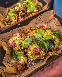 Ben's 'DARJEE’WING EXPRESS' wins at Wingfest UK LDN, praised for its unique flavor and texture by Matt. Photo by @simonalwaysays.