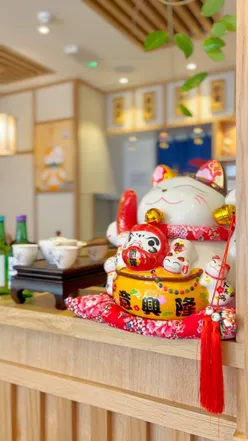 Golden dragon maki roll and Japanese tea at Yaki Maki, now open in St. Martinโs Square, Leicester.
