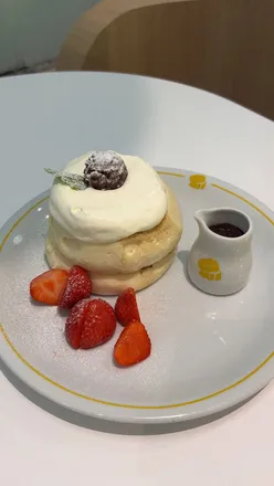 Fluffy Fluffy's grand opening in Cardiff featuring dreamy soufflรฉ pancakes and refreshing lemonades.