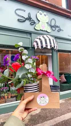 Flower and coffee shop Salty Frog Flowers in Partick offers flowers, coffee, and Nutella Ferrero crookies. #GlasgowCoffee