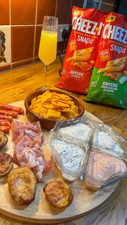 Cheez-It snacks on a festive nibbles board for New Yearโs Eve, featuring Cheese & Chilli flavor.