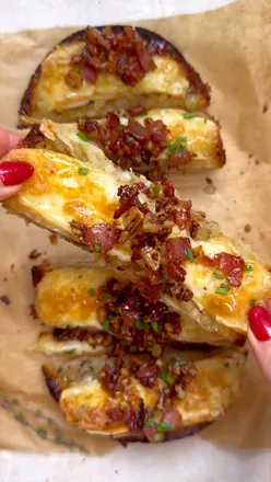 Brie cheese garlic bread with maple bacon, caramelized pecans, and veggie bacon, perfect for winter. #garlicbread #cheesy