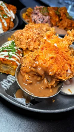 Delicious Bonehead SUPERBOWL featuring crispy chicken and cold beer, perfect for a tasty start to the week.