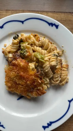 Cheesy Broccoli Pasta Bake with Parmesan, cheddar, sundried tomatoes, and creamy sauce, baked to golden perfection.