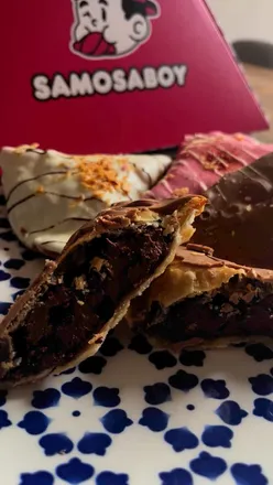 Delicious sweet samosas from @samosaboy.uk, featuring flavors like chocolate brownie and pistachio kunafa.