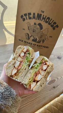Delicious bagels, Greek gyros, and NYC-style pizza slices from top lunch spots in Cheltenham.