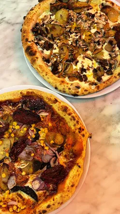 Delicious custom BBQ pizza with pulled pork, black pudding, and mocktails at Pizza Punks in Leeds.