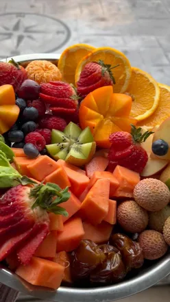 Colorful fruit platter featuring fresh papaya and lychee, perfect for iftar ideas in 2025.