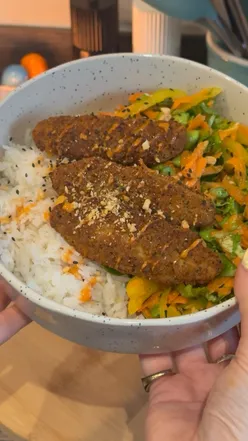 Delicious Asian-style chicken tenders with rice and vibrant salad, perfect for low-calorie meals and weight loss.