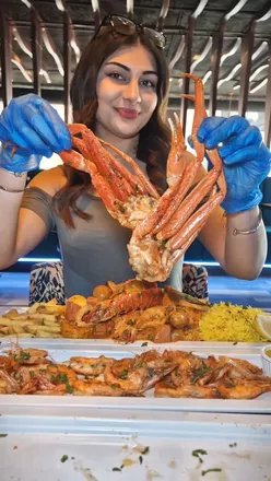 Delicious seafood feast at Shrimp & Co: prawns, crab, lobster, and refreshing strawberry mojito in Leicester.