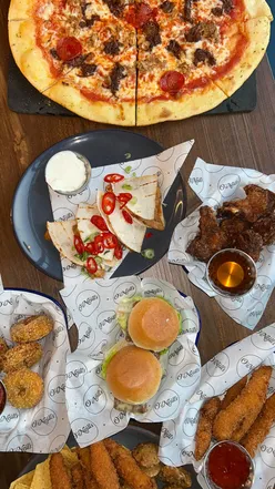 Interactive darts night at OโNeillโs Glasgow with delicious bar food including sliders, wings, and pizza.
