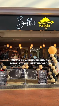 Delicious Indian and Pakistani buffet dishes at @buffet.tonight in Cardiff Bay, featuring samosas and butter chicken.