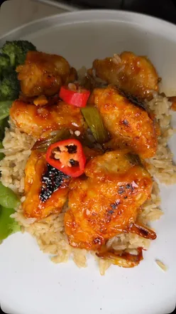 Crispy honey sriracha chicken served with brown rice and broccoli, perfect for a quick, delicious dinner.