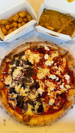 Delicious half-and-half pizza with scozzese and nduja pollo toppings, served with loaded tater tots and chicken chips.