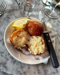 Bosco Pizzeria set menu with legendary arancini, delicious pizza, traditional carbonara, and huge tiramisu in gorgeous decor.