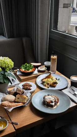 Elegant restaurant in St James serving fresh seasonal Eastern Mediterranean dishes in a refined setting.