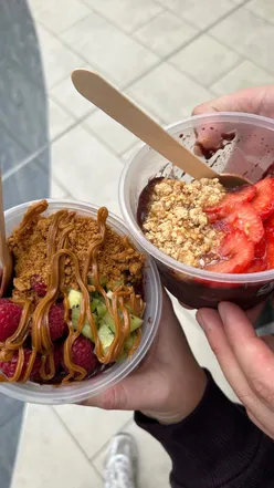 Custom aรงai bowl with kiwi, raspberry, Biscoff biscuits, and sauce at The Aรงai Parlour in St Enoch Centre.
