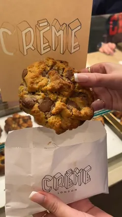 Delicious desserts from London's best spots, featuring cookies, mochi, and chocolate strawberries.
