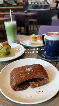 Delicious Japanese-inspired cafรฉ dishes like chicken sandos, sushi, and matcha lattes at Kafe London in Knightsbridge.