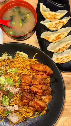 Fresh sushi and Dragon Roll at Maki & Ramen, Leeds; top Japanese restaurant with chef's kiss dishes.