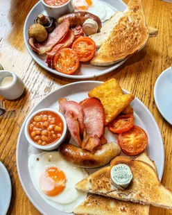 Delicious breakfast with eggs and bacon at Number 32 Broadway, perfect for a day in the Cotswolds; dog-friendly cafe.