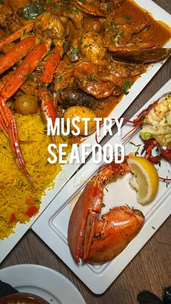 Seafood boil at Shrimp & Co Leicester with shrimps, mussels, calamari, snow crab, and Canadian lobster, vibrant flavors.