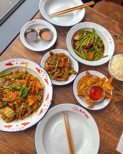 Mee Japanese & Thai Food: Crispy wantons, Thai beef, drunken noodles, morning glory with pork belly in Liverpool restaurant.