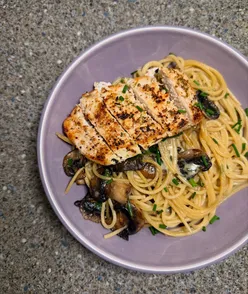 Creamy chicken and mushroom spaghetti with garlic, rich in protein and flavor, ready to enjoy.
