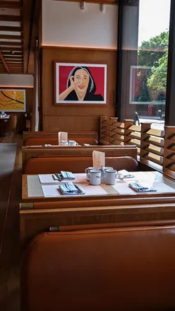 Grand cafe in Queensway with American-European menu, overlooking Hyde Park, ideal for breakfast or brunch.