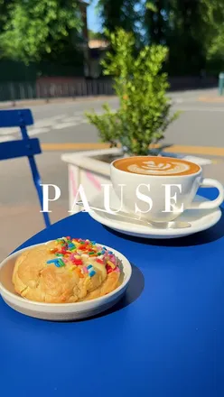 Sleek coffee shop @pausebirmingham with fine dining vibe, offering iced chai lattes, matcha, specialty coffees, and bakes.