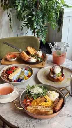 Brunch spread at L'ETO with Italian breakfast, shakahoumi, avo bagel, granola bowl, lattes, teas, and cake in London.