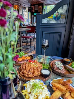 Steak lunch at Finsbay Flatiron Glasgow with blue cheese and prawn-topped steaks, blooming onion, beef dripping chips, and Malbec.