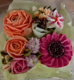Beautiful cupcakes from Reaville Cupcakes, gifted last week, visually stunning and pleasantly sweet.