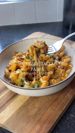 CHEESY TACO PASTA ๐
This is one of my favourite recipes to make ๐ Itโs also high in protein and perfect for meal prep! Save for laterโ๐ผ
โข458 kcals per portion
โข35g PRO, 53g CHO, 13g FAT
Serves 4:
-240g of uncooked pasta of choice (save pasta water)
-Oil spray
-400g of beef mince (less than 5% fat)
-1 pack of taco seasoning
-1 red pepper, chopped
-1 green pepper, chopped
-200g of salsa
-30g of 0% non fat Greek yoghurt
-50g of reduced fat mozzarella ball
-70g of cheddar/mozzarella
-Fresh parsley, chopped
Method:
1. Boil the pasta for 8-10 minutes until al dente. Drain, set aside and keep pasta water.
2. Spray a pan with oil, add the mince and break down. Cook until browned then, add the taco seasoning and mix well.
3. To the pan add the red and green pepper. Cook until softened.
4. Add the salsa and yoghurt and mix well.
5. Mix in the cooked drained pasta and 100ml of pasta water. Let this simmer for 5 minutes until the sauce reduces. Add more water if needed.
6. Break up the mozzarella ball and mix in the pan. Top with the cheddar/mozzarella. Cover with a lid for 3 minutes to melt the cheese.
7. Once the cheese has melted, divide into four portions. Top with chopped parsley.
Enjoy!
#cheesytacopasta #tacos #pasta #quickrecipes #cheesy #highprotein