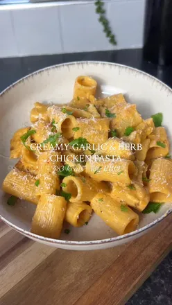CREAMY GARLIC & HERB CHICKEN PASTA ๐
This is a go to dinner for me when I want something quick and easy but also high in protein! Make sure to save for laterโ๐ผ
โข483 kcals per portion
โข43g PRO, 53g CHO, 14g FAT
Serves 2:
-120g of uncooked pasta
-200g of uncooked chicken breasts
-1 tsp of garlic powder
-1 tsp of garlic salt
-1 tsp of Italian seasoning
-Oil spray
-1 tsp of butter
-1 white onion, finely diced
-2 cloves of garlic, minced
-1 tsp of paprika
-1 tsp of chilli flakes
-30g of garlic & herb cream cheese
-1 chicken stock cube in 200ml of boiling water
-80ml of light cream
-1 tbsp of parmesan plus 2 extra tsp for the topping
-Fresh parsley, chopped
Method:
1. Beat down the chicken breasts. Season with garlic powder, garlic salt and Italian seasoning. Spray with oil and air fry or cook in the oven at 180C for 15-30 minutes. Slice once cooked.
2. Cook and boil pasta for 8-10 minutes until al dente.
3. Heat a pan on medium heat and add the butter. Let it melt then add the onion and garlic. Fry until softened and season with paprika and chilli flakes.
4. Add the cream cheese and stock and mix well. Then pour in the cream and mix again.
5. Let the sauce simmer and reduce (add more water if needed). Then, add the pasta, chicken and stir through. Season with 2 tbsp of parmesan.
6. Divide into 2 portions. Top each portion with a teaspoon of parmesan and parlsey.
Enjoy!
#creamychicken #creamypasta #chickenpasta #pastarecipes #highprotein #easyrecipes