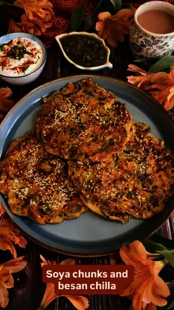 High-protein Soya Chunks & Besan Chilla with vegetables, topped with red chilli flakes and sesame seeds, perfect for weight loss.
