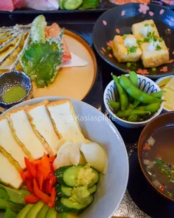 Shaw's Sushi Bar in Fujikawaguchiko offers gluten-free tuna bowl with red and fatty tuna, veggie sushi bowl, and assorted sashimi.
