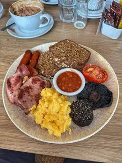 Irish breakfast with sausage, bacon, eggs, black pudding, beans, mushroom, tomato, wheaten bread at Humble Bundoran.