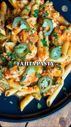 Chicken fajita pasta with rotisserie chicken, Cajun spices, mexicana cheese, and coriander, served with jalapeรฑos.