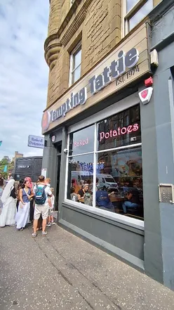 Delicious loaded jacket potato from @tempting_tattie in Edinburgh, perfect for a quick and satisfying lunch.