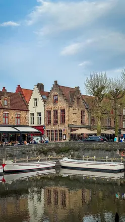 Weekend itinerary highlights in Bruges: romantic drinks, delicious food, and must-see attractions for visitors.