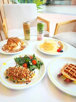 Delicious soufflรฉ pancakes and croffles at Fluffy Fluffy in Cardiff, featuring Biscoff and crรจme brรปlรฉe options.