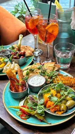 Bottomless cocktails and a veggie sharer platter at Bill's Restaurant in Spinningfields, Manchester, perfect for drinks with friends.