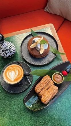 Brunch highlights at top summer spots: vibrant dishes, rooftop dining, and pick-your-own fruit experiences.