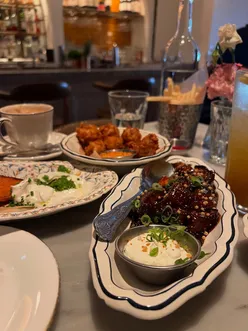 Brunch at Nac Mayfair featuring delicious aubergine, truffle mac and cheese, and halloumi fries with honey sriracha.