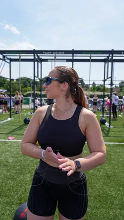 Beginner CrossFit tips: mastering basics, focusing on form, scaling workouts, prioritizing recovery, and building community support.